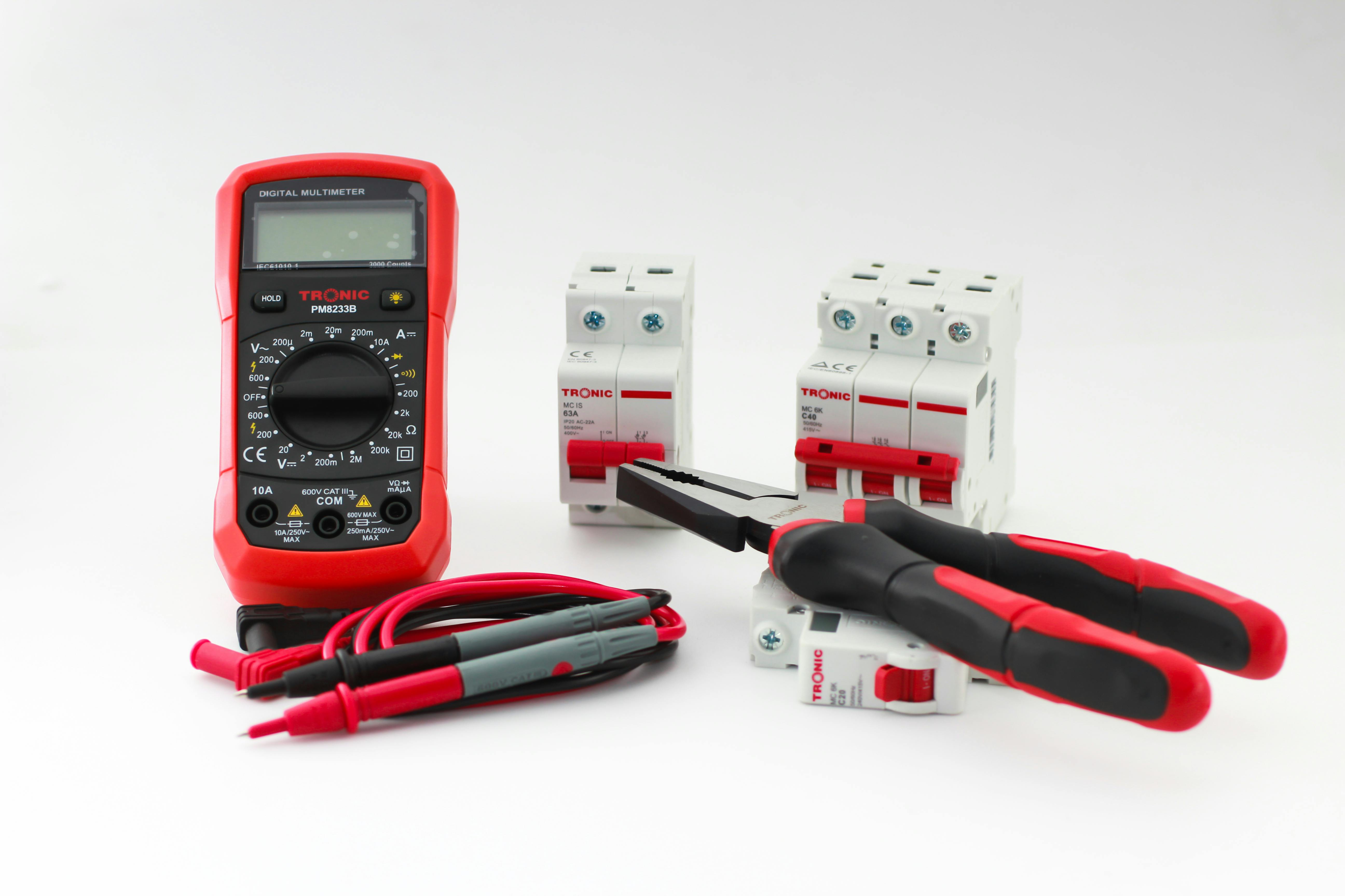 Outils, multimètre et protections 30 mA pour la mise en conformité
