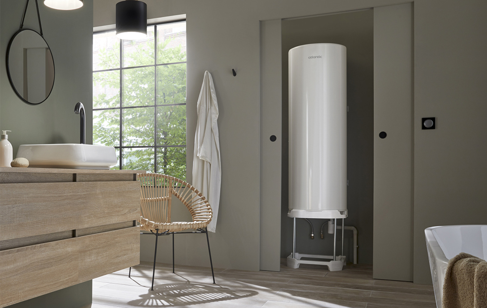 Chauffe-eau Atlantic — installation en salle de bain (illustration)